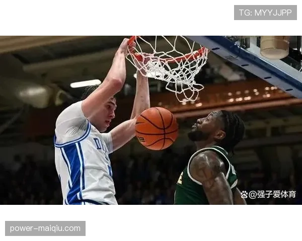 弗拉格无球跑动制造空位，拉开杜克进攻空间